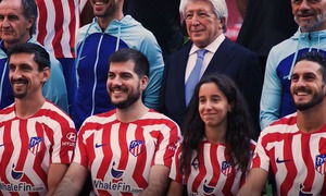 Red & White members Paula Guijarro and Óscar Lope posed with our players in the official team photo